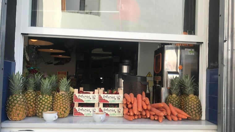 Fachada con productos frescos en La Bicicleta