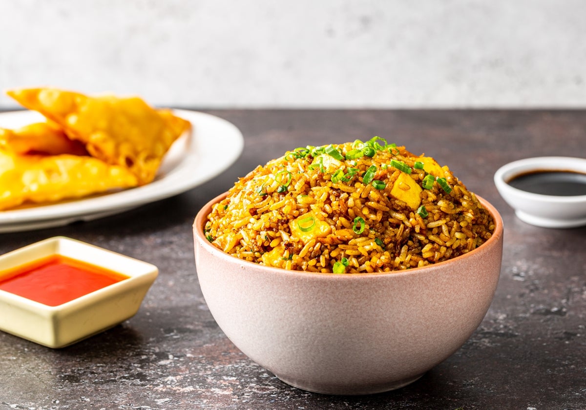 Arroz frito con soja y marisco