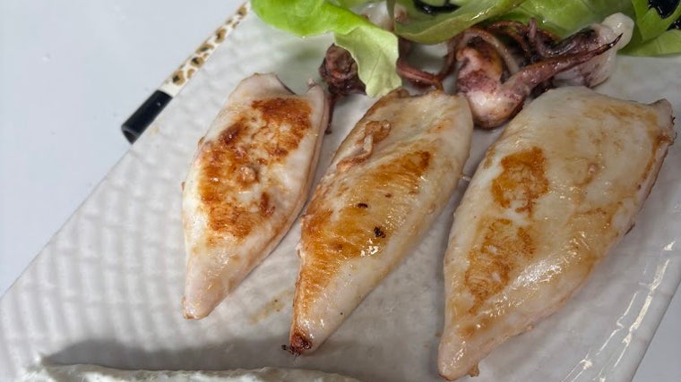 Lso chipirones a la plancha son una de las tapas más demandadas del apartado de pescados de este bar de Triana