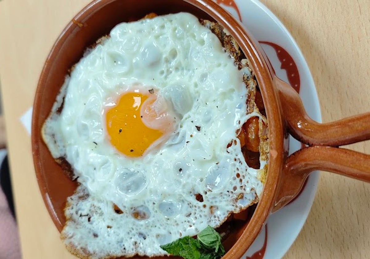 Pisto casero con huevo frito, una de las tapas que pueden probarse en este bar de Triana que se ha viralizado por su propuesta a precios accesibles y sus buenas reseñas en Google