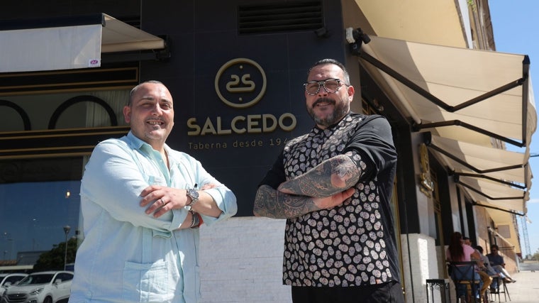 Pedro y José Luis, a las puertas de la taberna