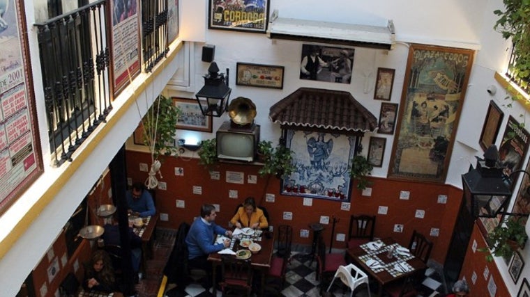 Patio interior cordobés de la Taberna El Pisto en la Plaza de San Miguel de Córdoba