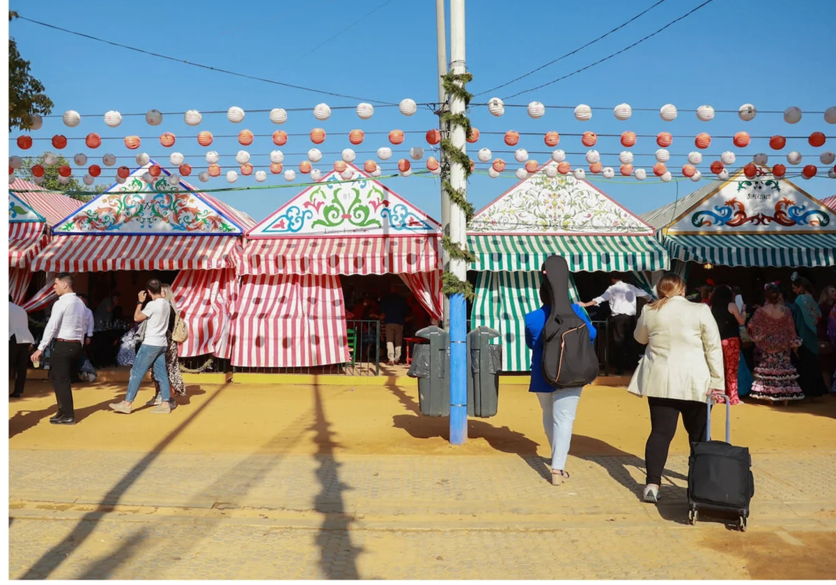Vista general de una calle de la Feria de Sevilla