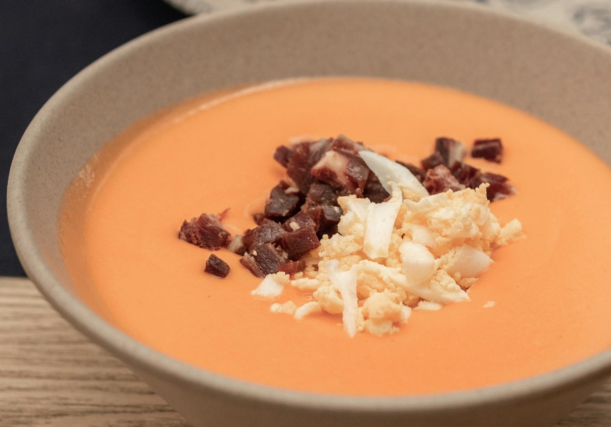 Tradicional ración de salmorejo cordobés