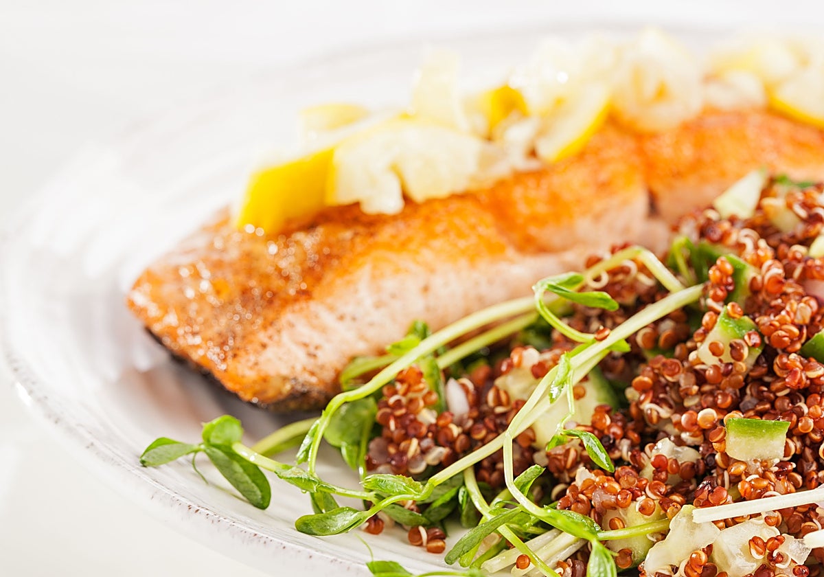 Ensalada con quinoa cocida Brillante, pepinillos, salmón y eneldo
