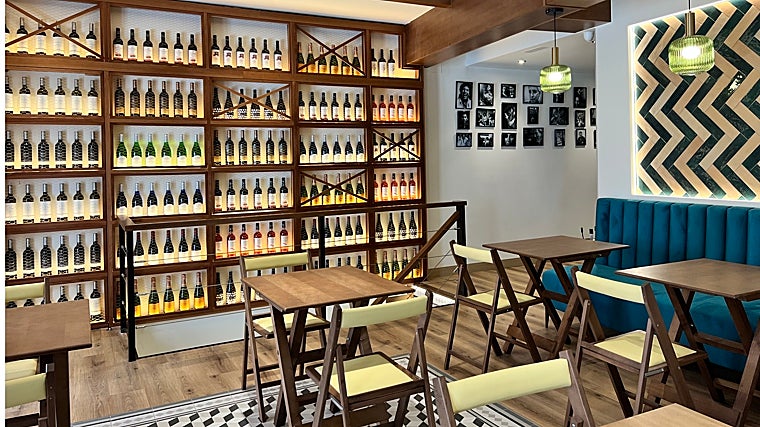 Zona de mesas en la planta superior de El Sembrao en Sevilla