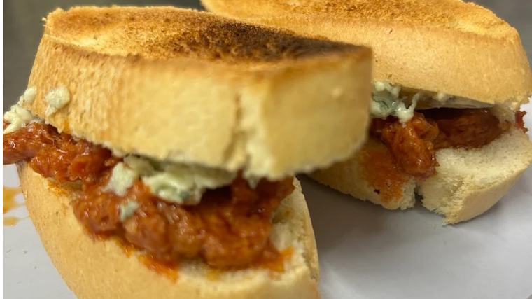 Montadito de chorizo picante y cabrales, uno de los mejores montaditos de Casa Moreno en Sevilla