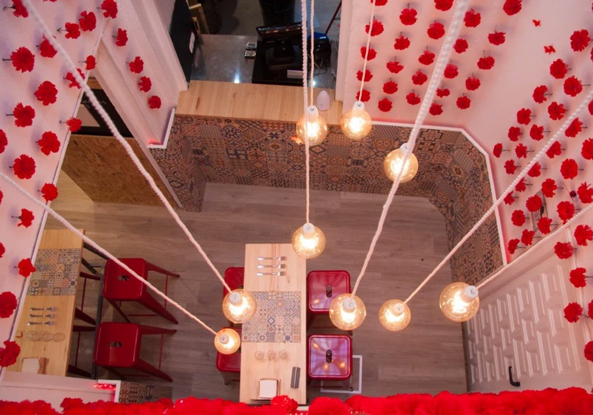 Interior decorado de la Taberna El Abanico en el centro de Córdoba