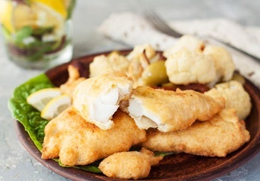 El ingrediente que mucha gente olvida al empanar el pescado (y no es el pan rallado)