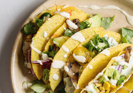 Tacos de lentejas con aguacate, maíz, pimientos rojos y cebolla morada