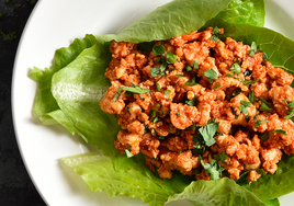 Rollitos de lechuga con carne picada especiada, zanahoria y anacardos