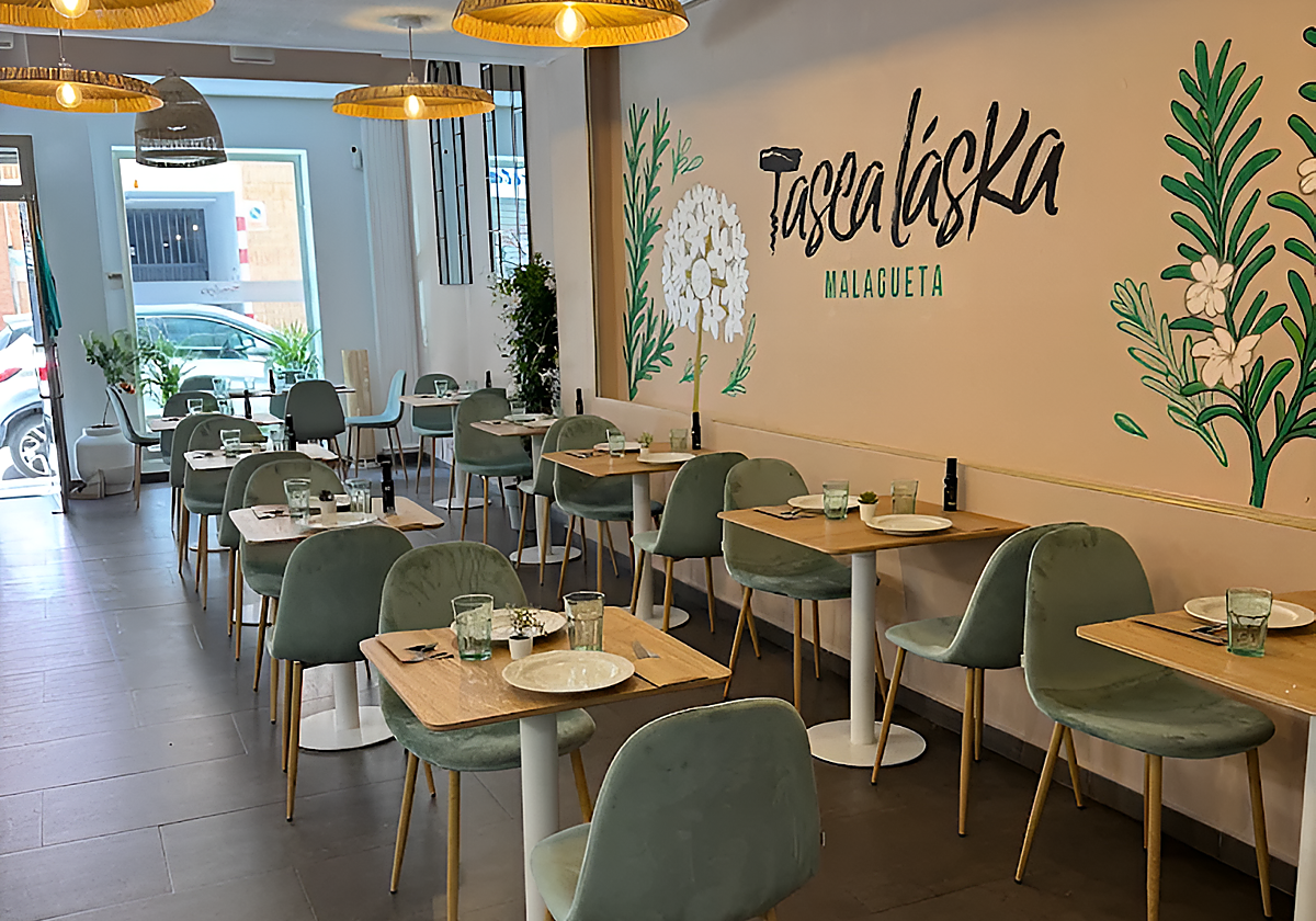 El nuevo local de Tasca Láska se encuentra en la calle Fernando Camino, en Málaga, y cuenta con dos plantas para acoger a más clientes