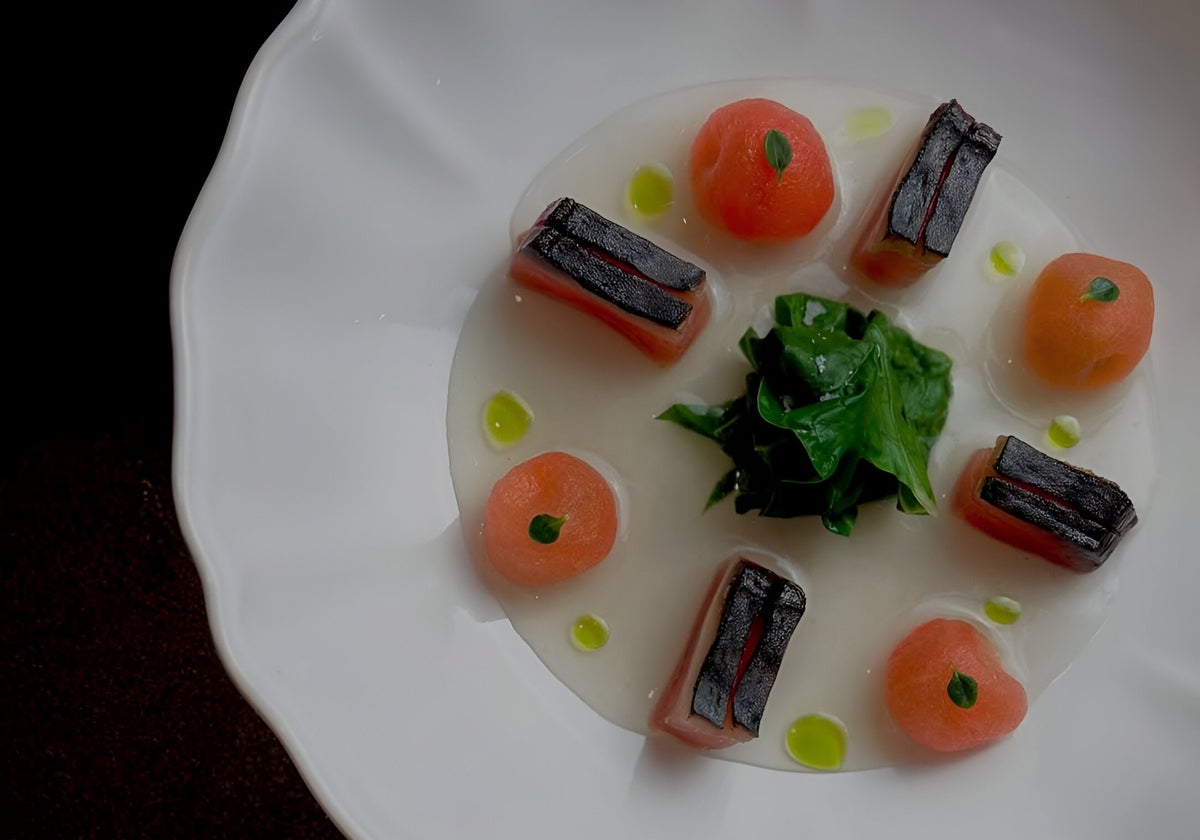 Bonito, tomate, acelga, uno de los platos de Alaparte en Málaga