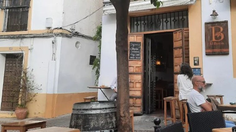 Terraza y fachada de Taberna El Barón en Córdoba