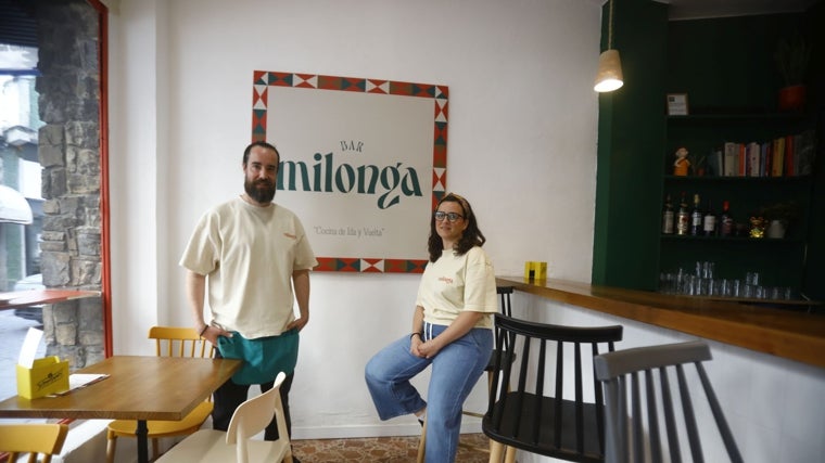 Los dos cocineros y propietarios, en el interior de su bar