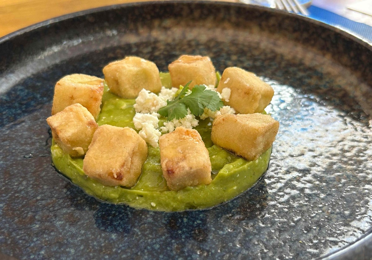 Berenjenas fritas, Avocheese Fresly y miel de azahar del menú de las jornadas Esencia Andaluza en Córdoba