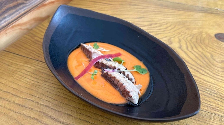 Salmorejo escabechado, caballa en AOVE de USISA y piparras encurtidas