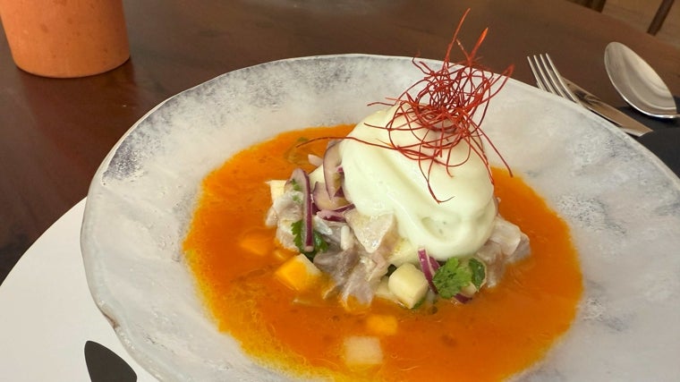 Ceviche de corvina salvaje, manzana, espuma de piel de pepino y gazpacho de zanahoria escabechado elaborado en el restaurante Regadera situado en la Ronda de Isasa de Córdoba