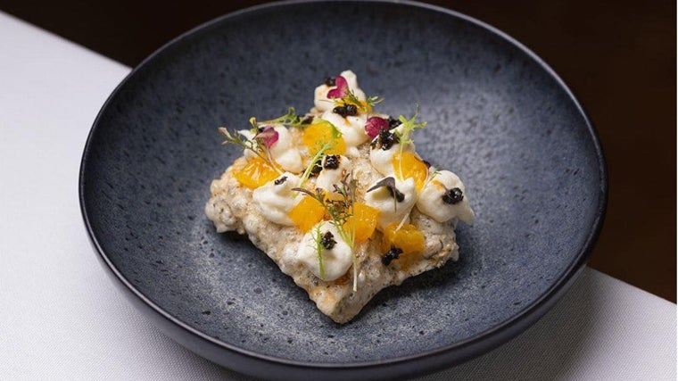 Chip de bacalao con brandada. Uno de los aperitivos que abren el menú degustación de Tribeca en Sevilla