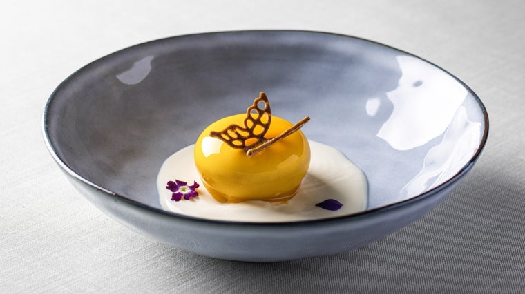 Plátano, coco, enebro y avellana, un postre del menú de Abantal en Sevilla