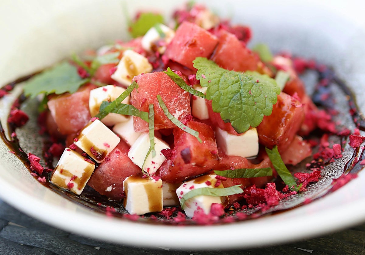 Chipirones a la plancha con ensalada de sandía, queso feta, menta y vasito de quinoa Brillante