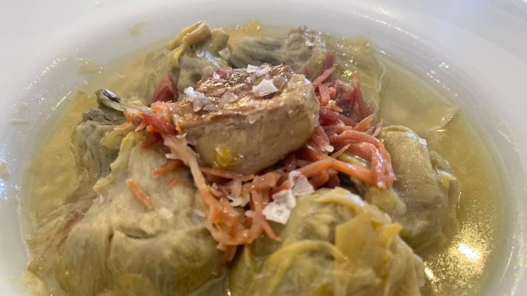 Plato de alcachofas del establecimiento cordobés Más Solera