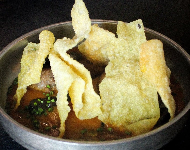 Puttanesca koreana con presa ibérica y wantong frito