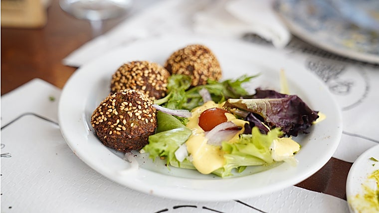 Falafel, una de las tapas de la carta de Delantal Negro en Sevilla