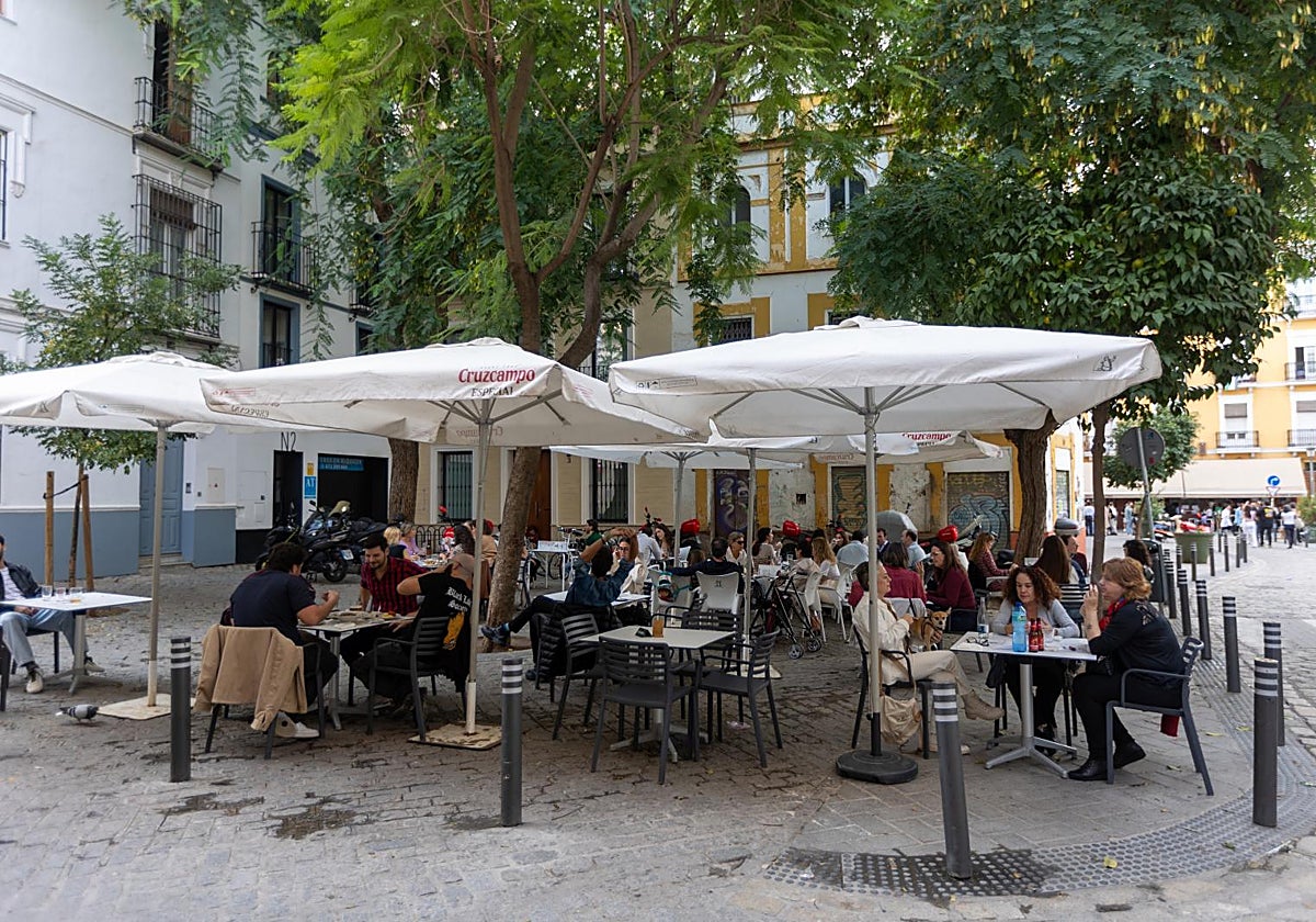 Terraza de Delantal Negro en la plaza de Los Maldonados, junto a la calle Feria