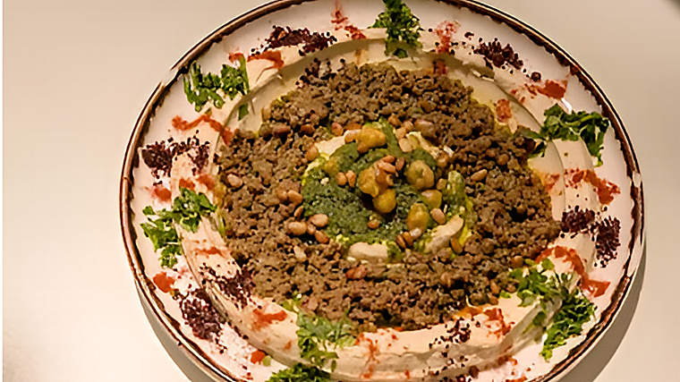 Hummus con carne picada especiada, uno de los platos de la carta de Delantal Negro en Sevilla