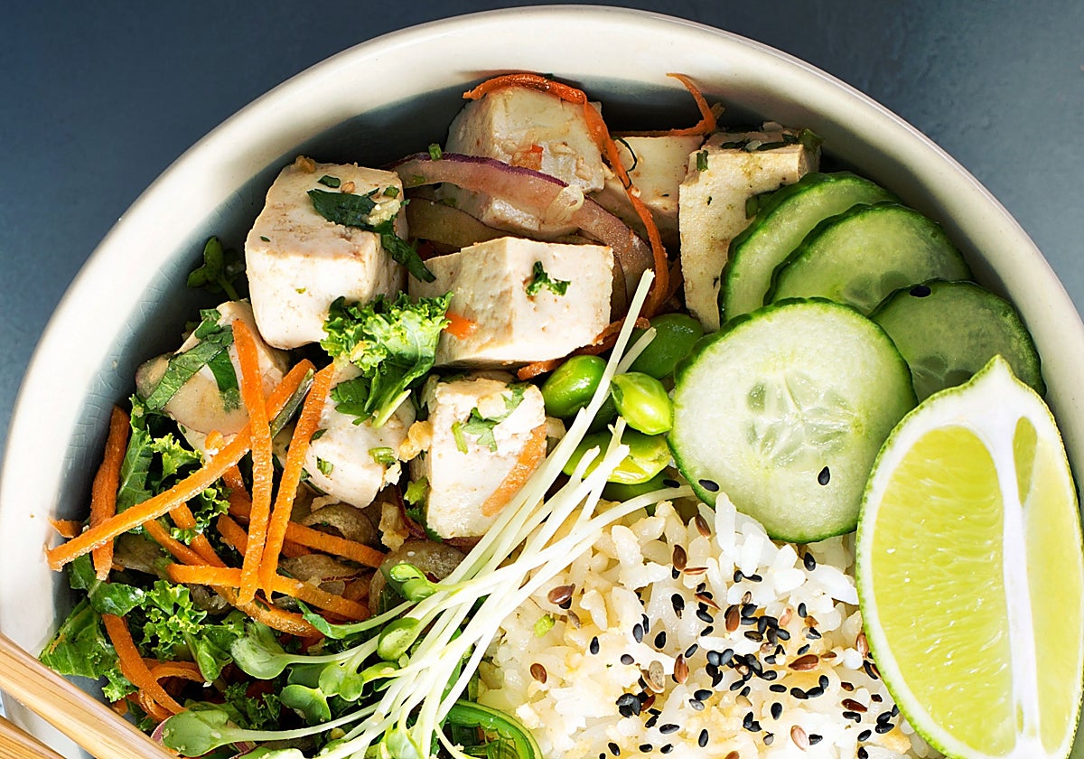 Ensalada de arroz basmati con tofu, edamame, zanahoria y pepino encurtido