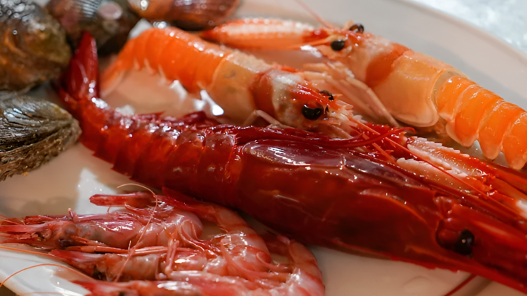 En el Mercado del Arenal, El Pesquero no podía faltar en nuestros restaurantes recomendados para comer buen marisco en Sevilla