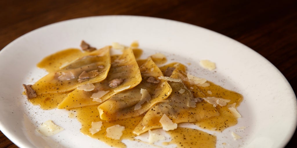 Así se prepara este mazzelune de ternera y merlot de ragú con arrosto