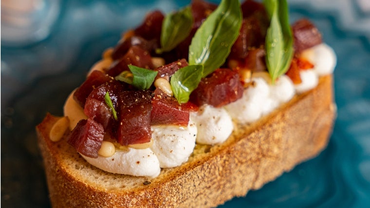 Tartar de atún rojo macerado en soja con queso ricota y albahaca - Manolo Mayo Los Palacios