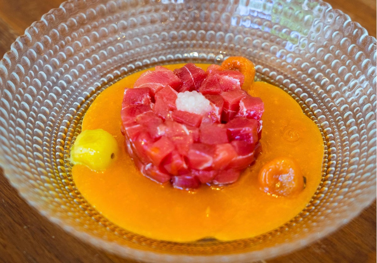 Tartar de lomo negro de atún rojo con gazpacho asado y cherrys confitados, una de las propuestas que podrán disfrutarse en Doña Emilia durante las jornadas