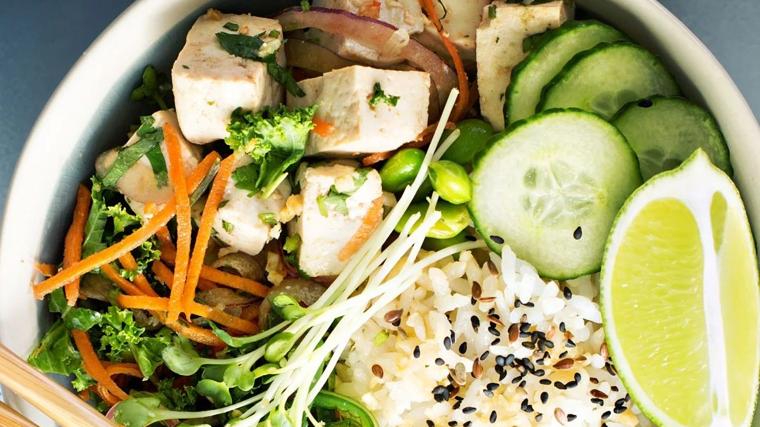 7 platos con arroz que puedes comer fríos y preparar el día antes