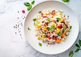 7 platos con arroz que puedes comer fríos y preparar el día antes