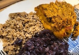 Pollo al curry rojo Tailandés con quinoa Brillante y cebolla caramelizada
