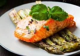 Salmón a la plancha con espárragos verdes y boniato + salsa roquefort