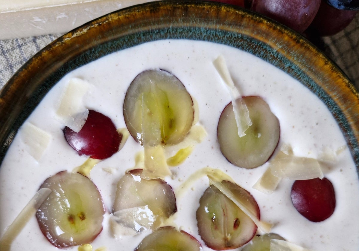 Ajoblanco con uvas y lascas de parmesano