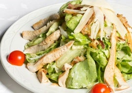Ensalada al roquefort con pollo y palmitos