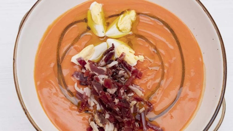 Plato de salmorejo en La Cuchara de San Lorenzo en Córdoba