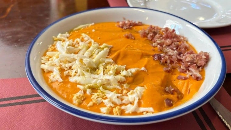 Plato de salmorejo en Plateros María Auxiliadora de la capital cordobesa