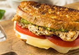 Sándwich de pechuga de pollo, berenjena, tomate seco, mozzarella y pesto