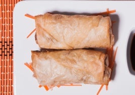 Rollitos de papel de arroz con lentejas especiadas y salsa cacahuete