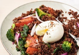 Bowl «arcoiris» de verduras asadas, quinoa, huevo poché y hummus de garbanzos