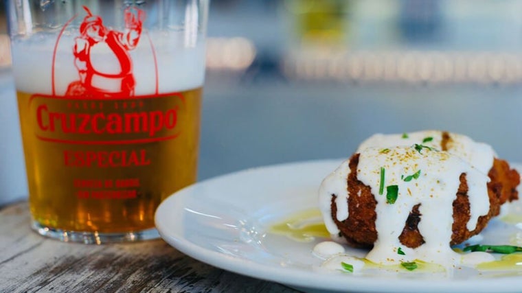 Tapa con caña Cruzcampo en las cervecerías Cruzcampo del Mercado  de la Victoria en Córdoba