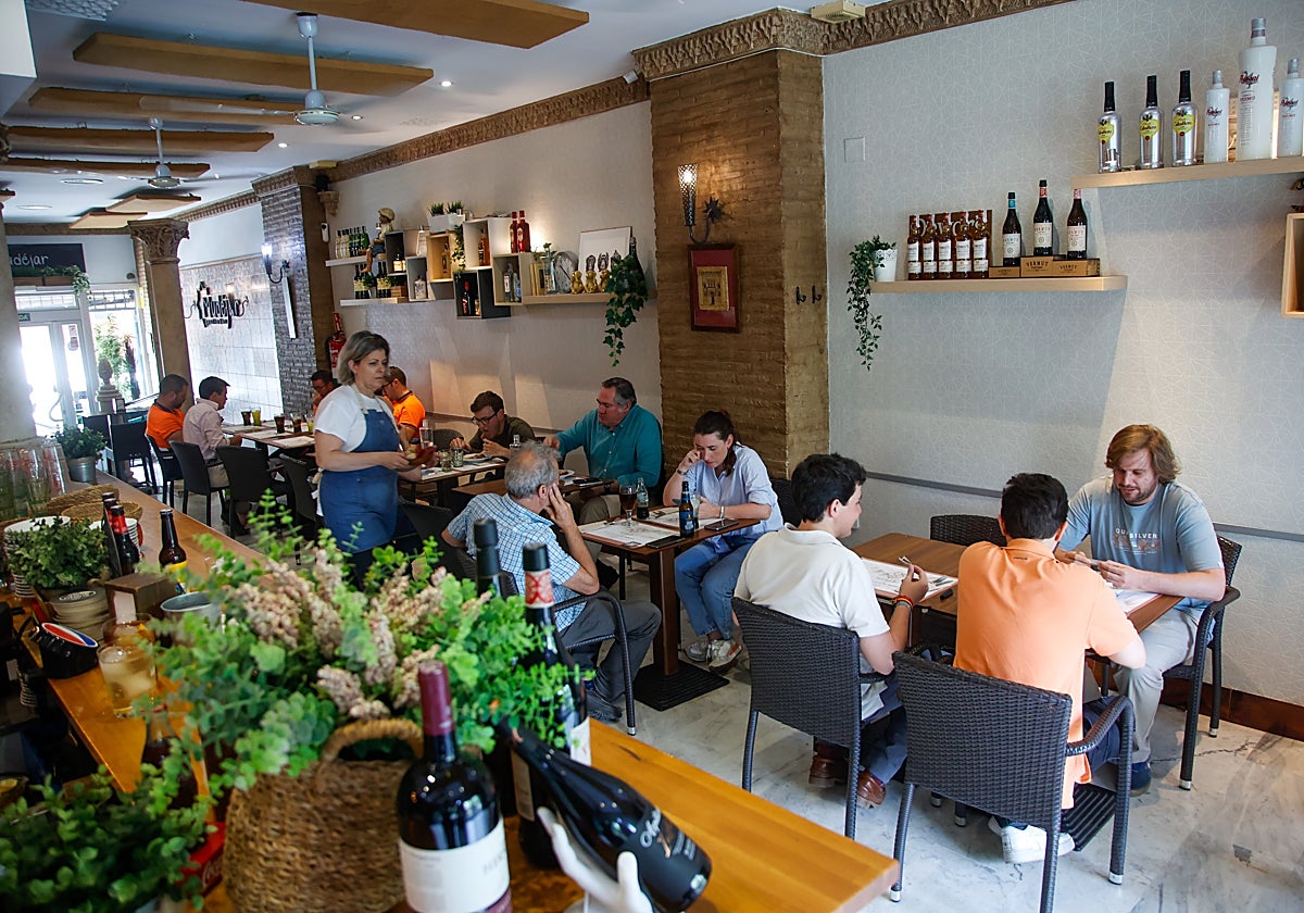 Mudéjar es un gastrobar de inspiración andalusí ubicado en Los Bermejales