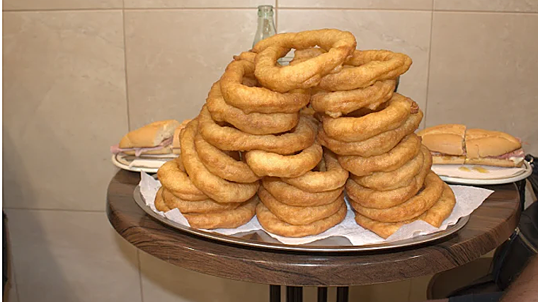 Quien se incline por desayunos dulces, La Malagueña es una parada ideal para desayunar en el centro de Málaga unos tejeringos con chocolate