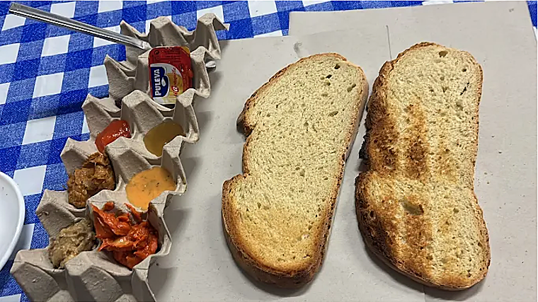 Por la originalidad de su propuesta, La Recova es una de nuestras recomendaciones para quienes buscan los mejores sitios para desayunar en Málaga capital